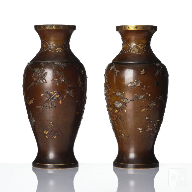 An impressive pair of Japanese inlayed bronze vases, - 图2
